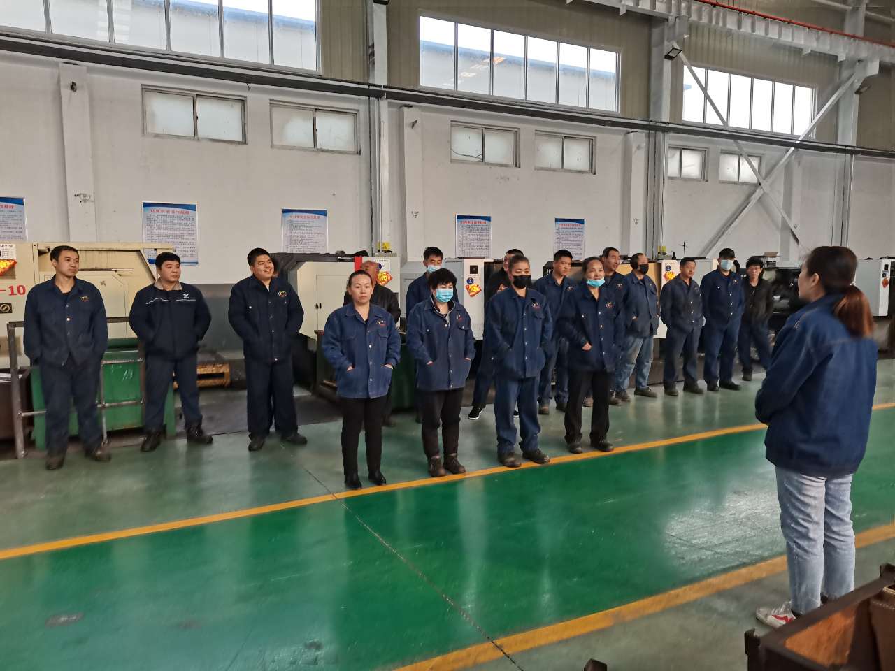 公司召開(kāi)2022年安全生產(chǎn)工作會(huì )議-03月11日上午，公司召開(kāi)2022年安全生產(chǎn)工作會(huì )議，總結2021年安全生產(chǎn)工作，部署2022年安全生產(chǎn)重點(diǎn)任務(wù)。公司各級領(lǐng)導班子、各部室及負責人、安全總監及安全員等參加會(huì )議,會(huì )議由公司經(jīng)理張世立主持。 會(huì )上，公司安全總監袁振水作《2022年安全生產(chǎn)工作報告》?？偨Y了2021年的安全管理總體工作，分析了2022年安全管理所面臨的形勢，提出了公司2022年安全生產(chǎn)工作總體思路和重點(diǎn)工作。從十個(gè)方面進(jìn)行了工作部署◆ 持續提升安全生產(chǎn)思想認識，進(jìn)一步樹(shù)牢安全發(fā)展理念?！?突出主體責任落實(shí)，抓好三年行...